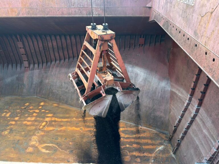 Grab discharging cargo into hold