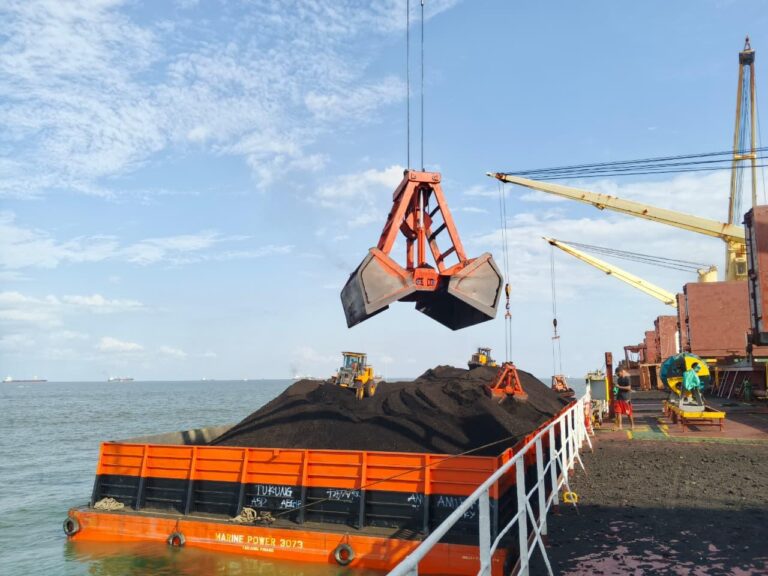 Loading operation alongside vessel