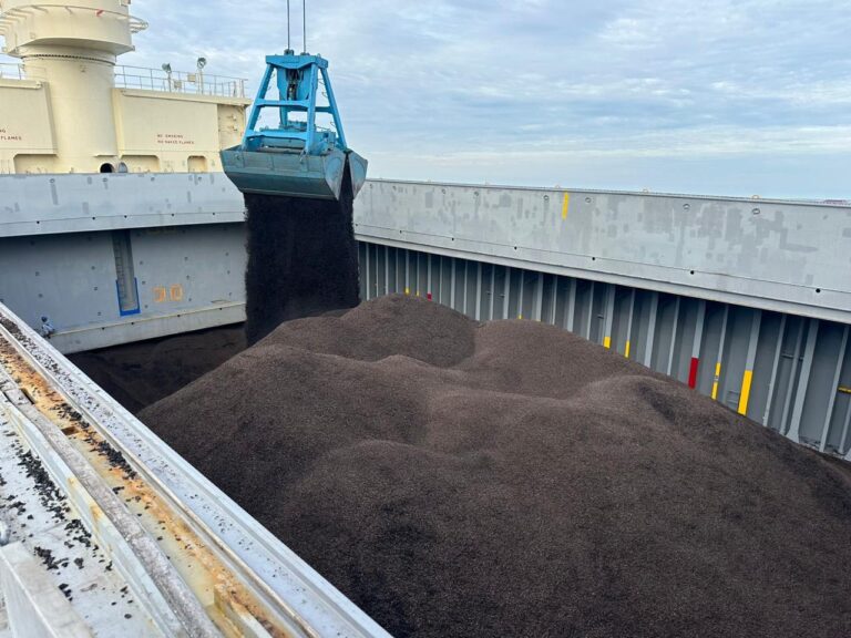 Coal transfer into vessel hold